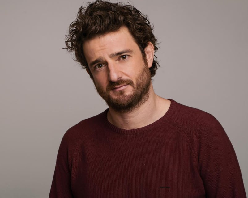 Fabián Meza, periodista de Noticias Repretel, logró obtener las evidencias de que el actor español Gorka Otxoa estuvo comiendo pollo en Cartago.