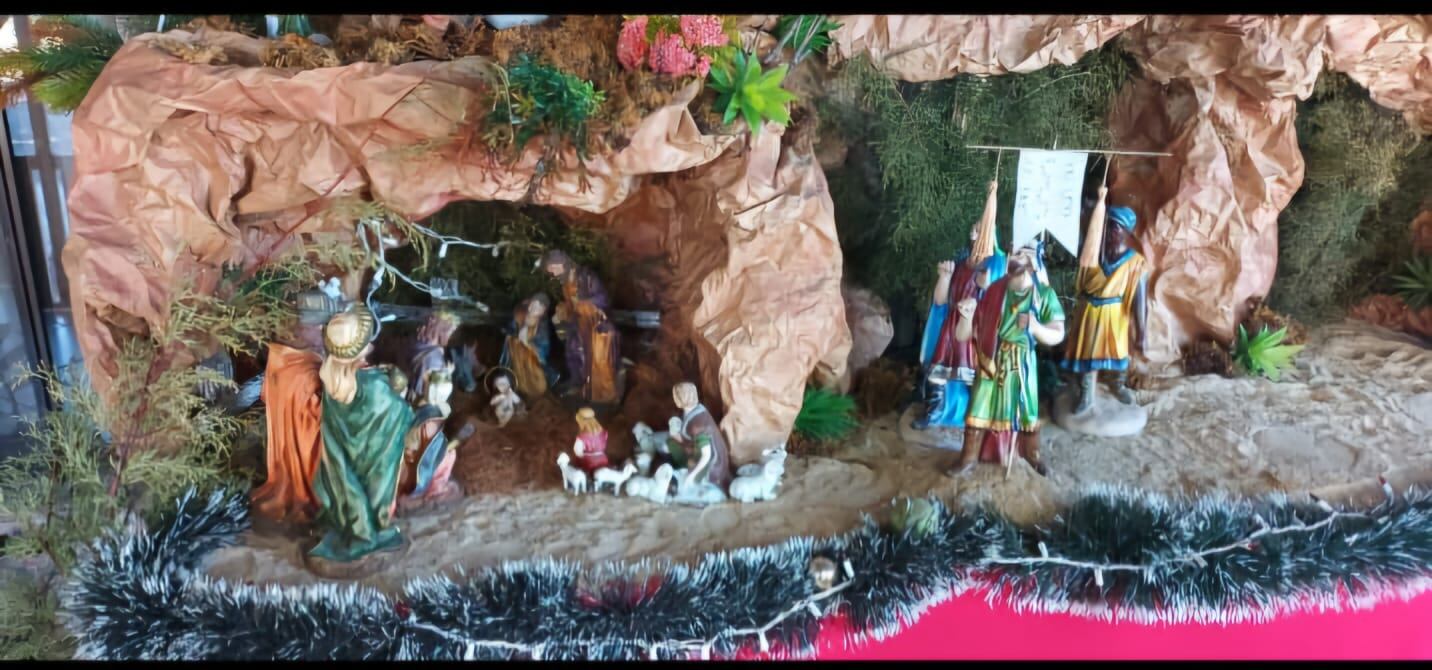 Familia herediana hizo un hermoso portal con 315 figuras