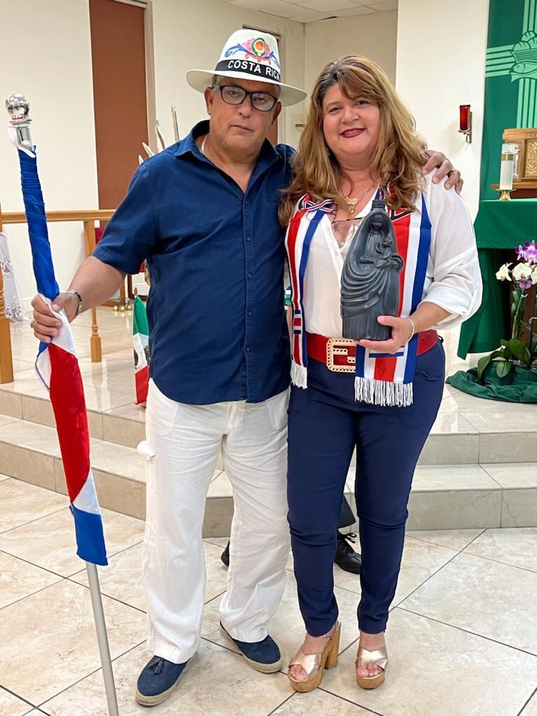 A 2.200 kilómetros de la Basílica de los Ángeles, una parejita tica en Miami se ha encargado de que la Negrita no esté sola. 
Carlos Hernández, de Guadalupe, y Guiselle Villalobos, de Moravia, son esposos desde hace 24 años, padres de Arianna y Karla, y devotos sin medida de la virgencita de los Ángeles.
Desde el 2009 organizan en su parroquia Cristo Rey una misa especial para honrar a la Patrona de Costa Rica, acompañada de bailes típicos, comidas ticas y hasta la giganta y el gigante.