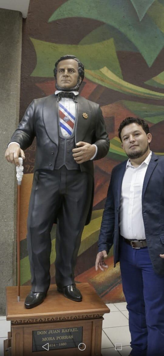 El escultor naranjeño, Germán Esquivel Fonseca, hizo, hace cuatro años, la única escultura que hay en el país con el rostro real y la altura casi exacta que tenía el Benemérito de la Patria, Juan Rafael Mora Porras, quien nació en 1814 y murió fusilado en 1860