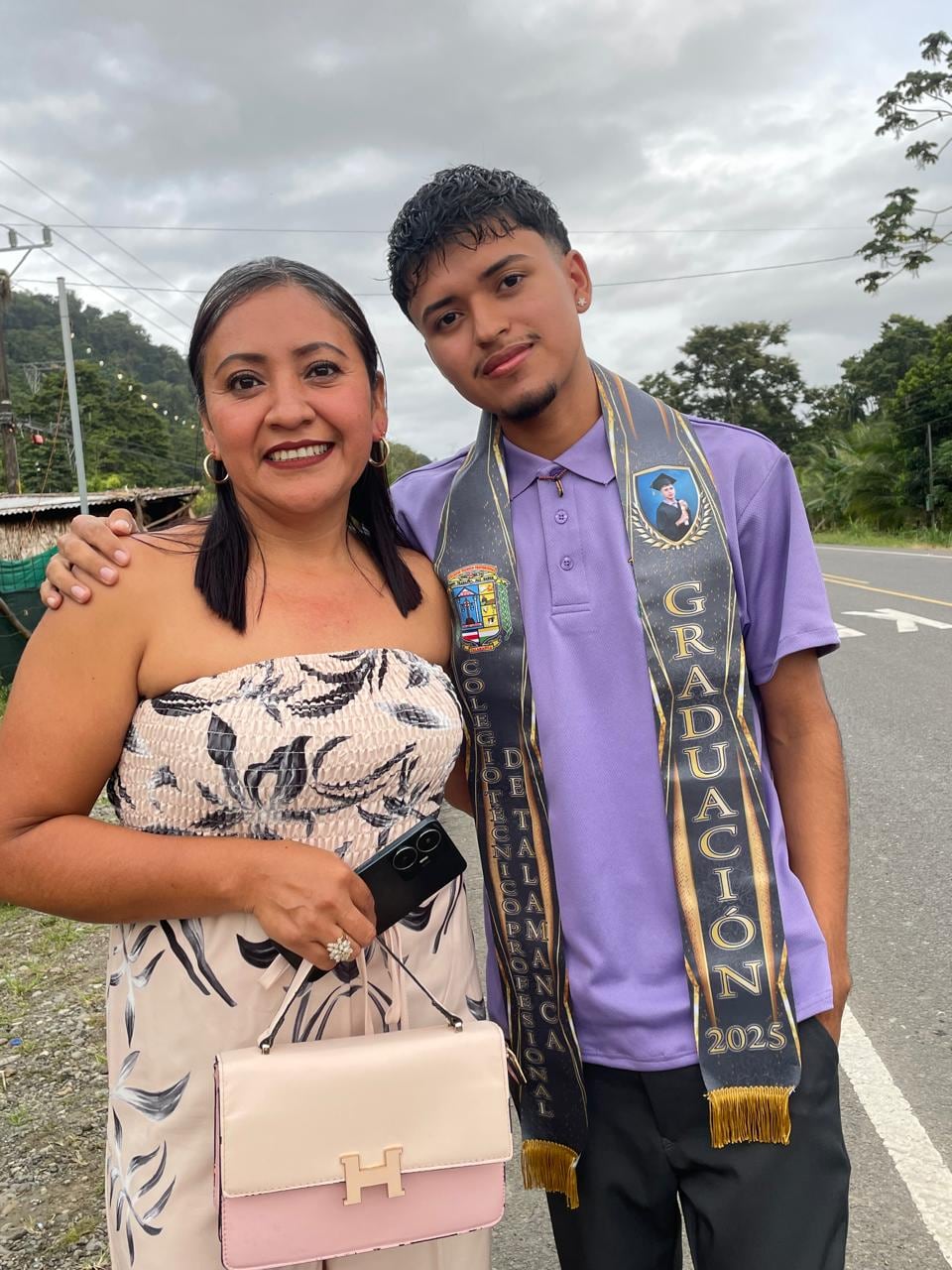 El día que Yilmark Navarro Vásquez debía estar celebrando su graduación de noveno año, estaba llorando. No por malas notas ni por indisciplina. Lloraba porque no tenía zapatos ni pantalón para ir a recibir el título