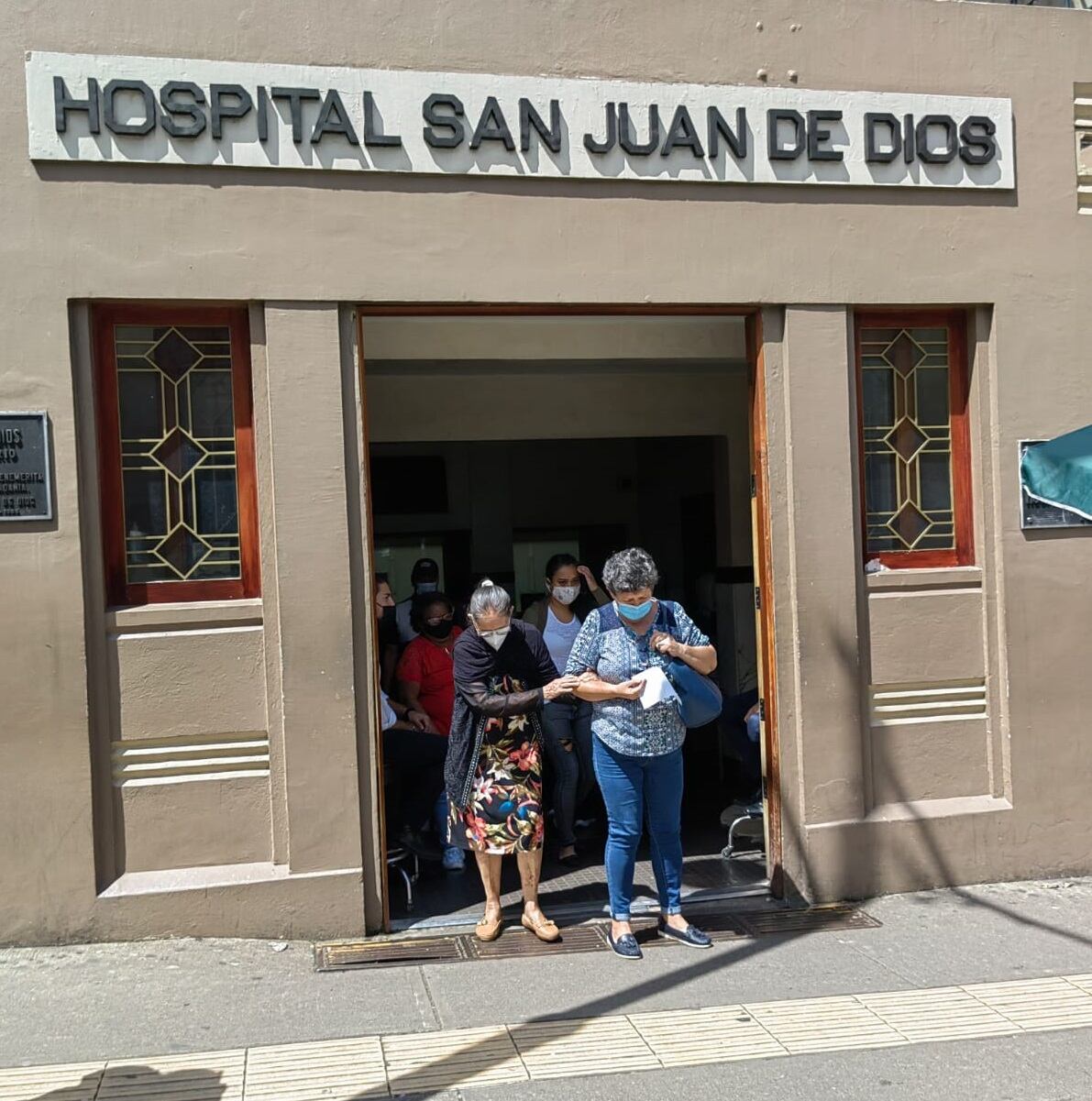 doña Emilce Castro Elizondo (86 años), quien viajó desde Acosta al San Juan de Dios para una cita en oftalmología, ,en la foto la acompaña su hija, Corina Mora Castro