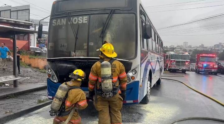Unidades de bomberos atienden la emergencia