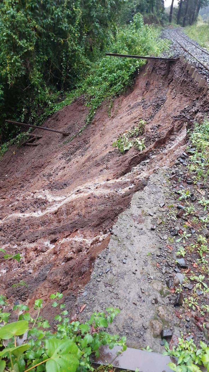 El servicio de trenes entre San José y Cartago se vio afectado producto del importante deslizamiento al costado de la vía férrea, a la altura del Fierro en Ochomogo. (Foto: cortesía Incofer)