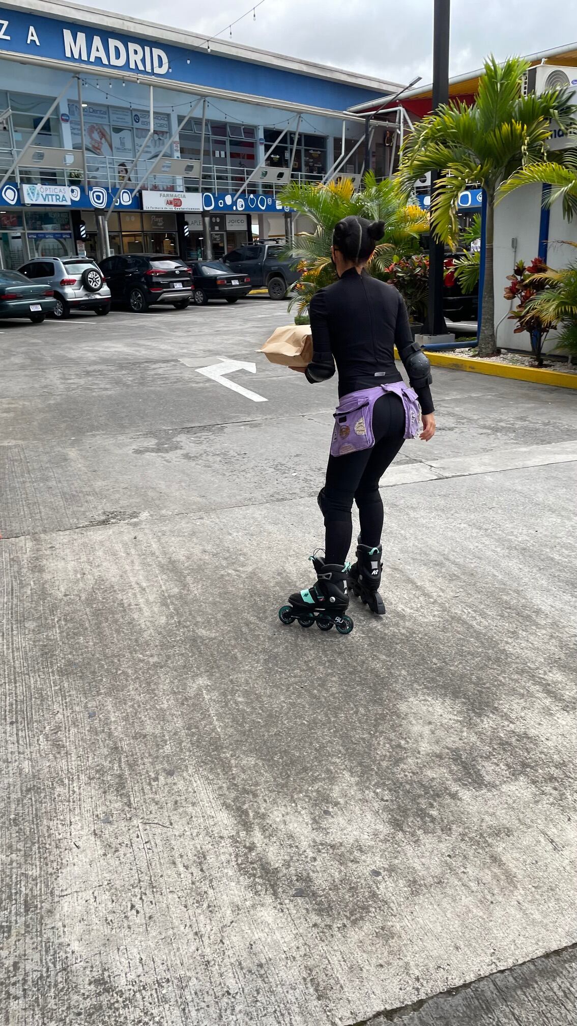Jessica Pereira Barrantes, vecina de Hatillo 2, hace entregas en patines para el restaurante, La cuchara de Enki, que es de novio, Edgardo Busanello y que está en Plaza Madrid en Concepción de Tres Ríos