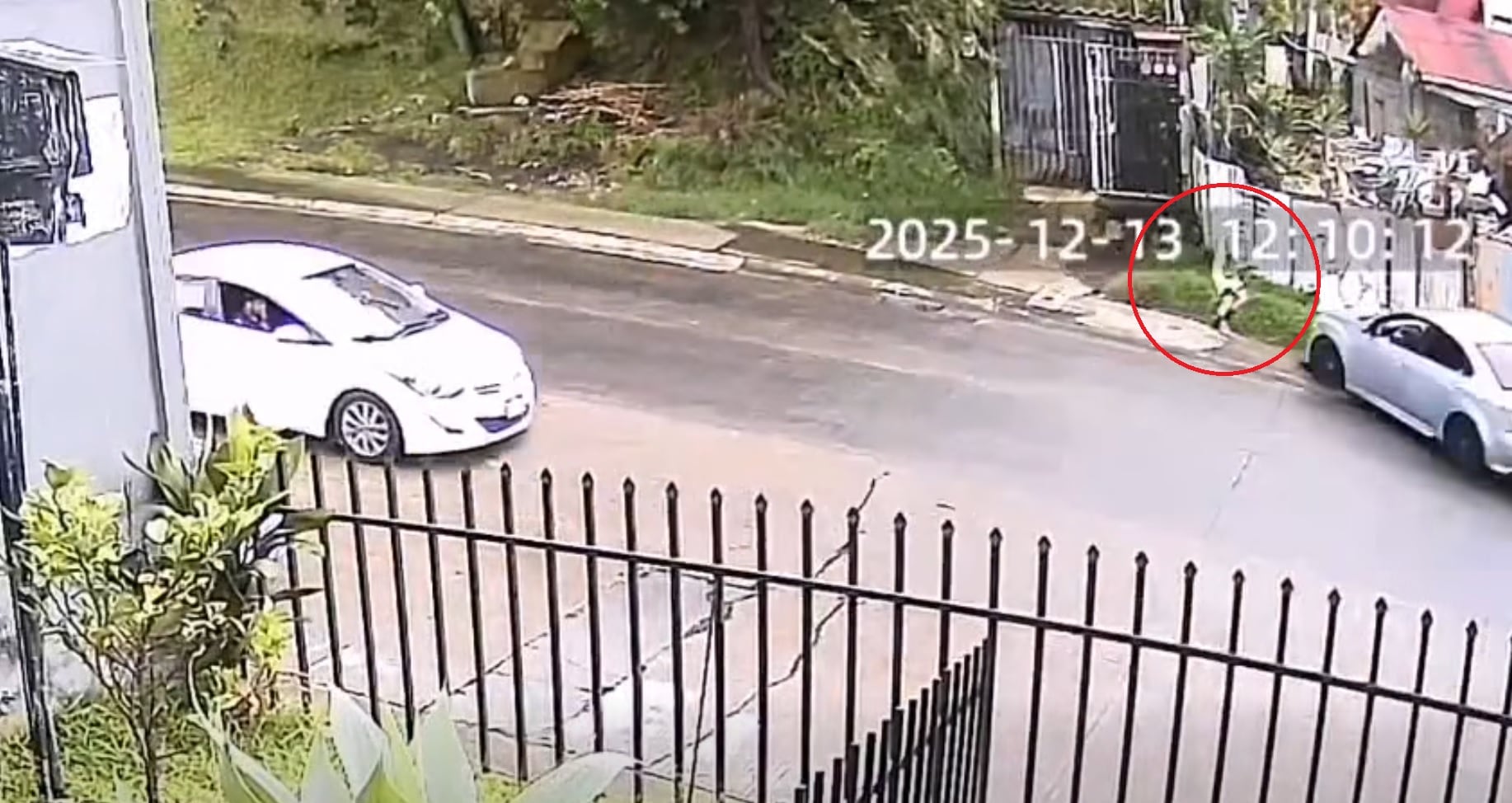 El hombre fue embestido por el carro cuando corría por una acera.