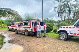 Cuerpos de emergencia luchan por rescatar a niña de 10 años prensada dentro de carro que cayó a guindo