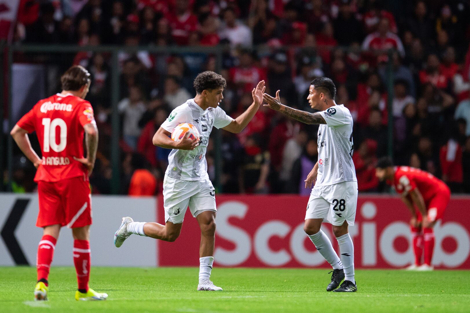 Herediano
Toluca de México
Herediano elimina al Toluca de la Concacaf liga de Campeones
13 de febrero del 2024
Cortesía: Concacaf.com