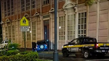 A días del inicio de clases, carro se estrella contra escuela y otro choque impacta árbol en Moravia