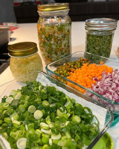 Carol Uriza fue periodista de canal 6 y 7, estuvo en programas de radio también.