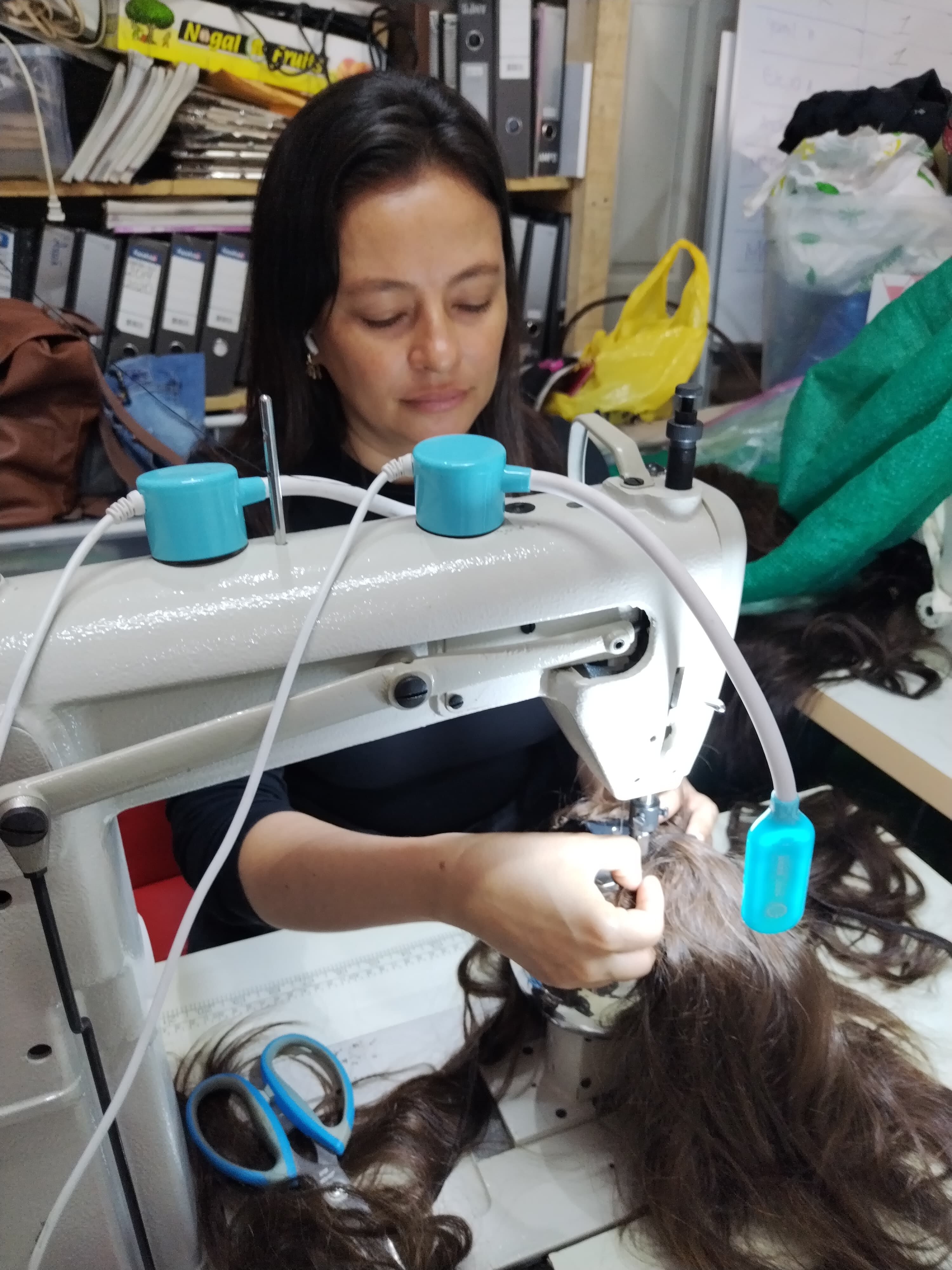 Doña Ana Campbell con su proyecto LOVE 31:10 hace desde hace 15 años pelucas para las mujeres que luchan contra el cáncer de mama y se les cae el pelo.