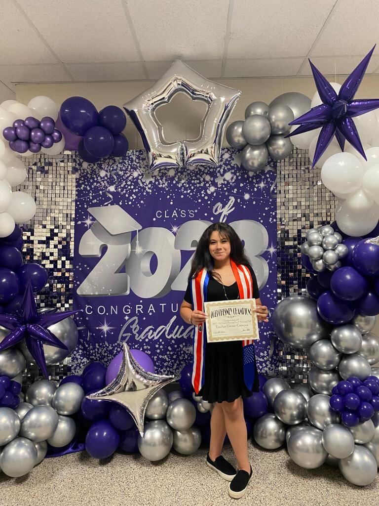 Costarricenses que viven en Estados Unidos cuando se gradúan no se olvidan de su amor por Costa Rica y llevan una cinta con la bandera tica. En la foto, Emelyn Ureña Campos, edad, 11 años.