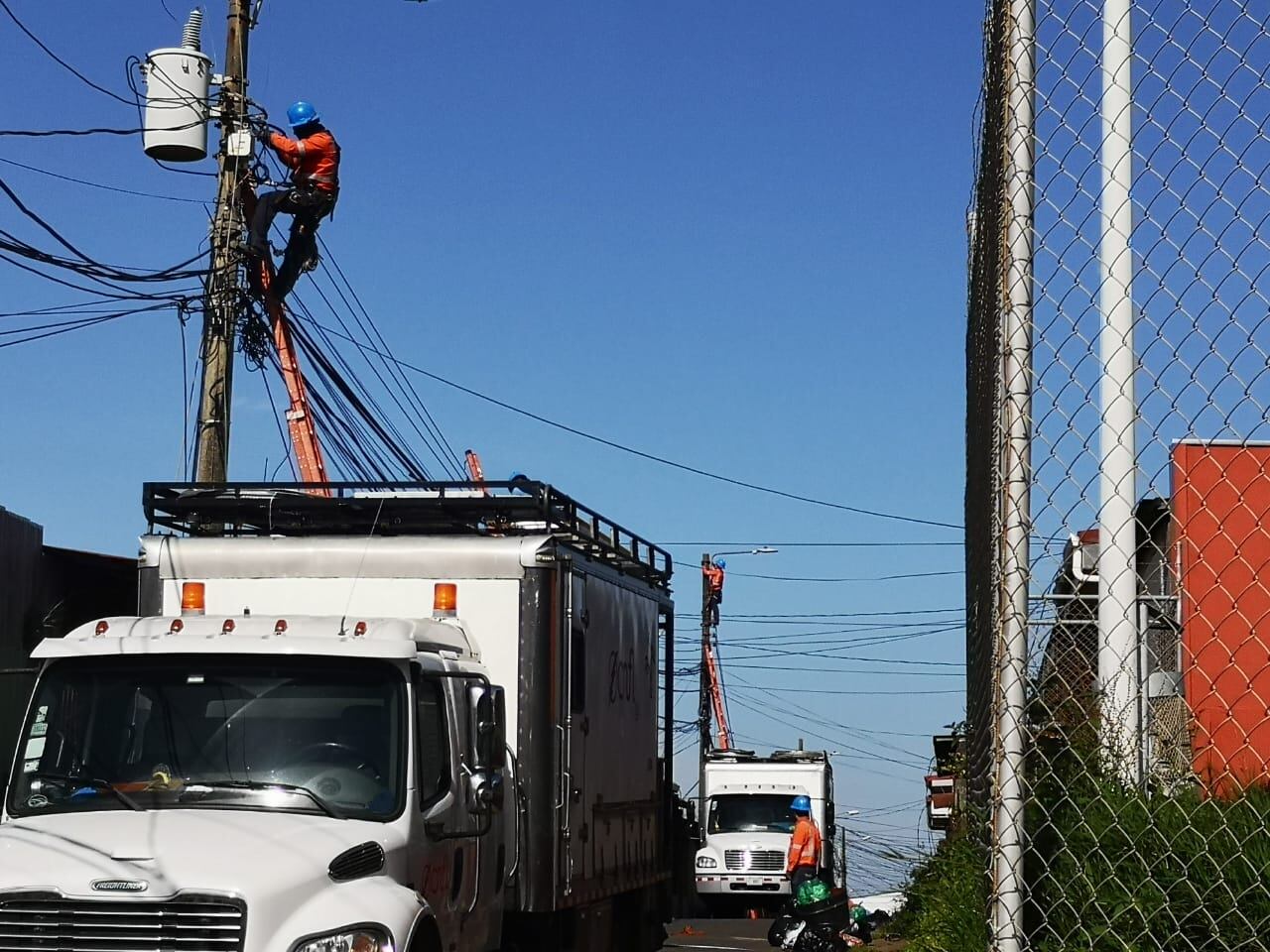 Parece que aquellos vivillos que se pegan directamente a los cables eléctricos en los postes de luz de la Compañía Nacional de Fuerza y Luz (CNFL) para robar energía tiene sus días contados con la llegada de un nuevo sistema que blinda completamente los cables
