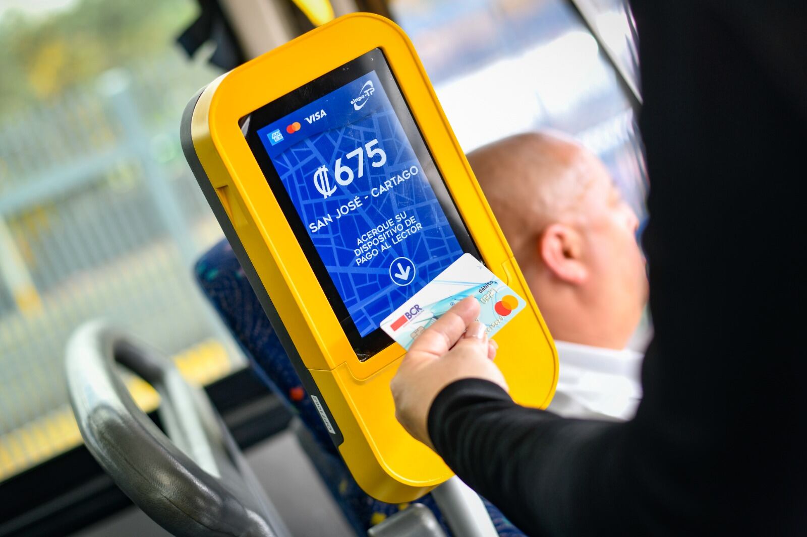 A partir de este martes, quienes usen los buses de la empresa Lumaca (San José - Cartago) podrán hacer el pago de su pasaje con tarjeta.