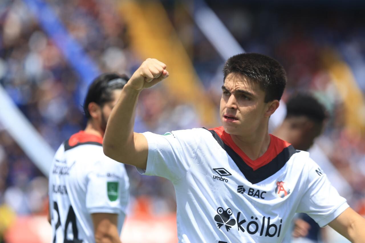 Santiago van der Putten sorprendió con un remate letal en el primer minuto del partido entre Cartaginés y Liga Deportiva Alajuelense.