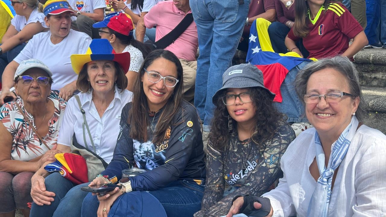 Venezolanos se reunieron en la Plaza de la Democracia para celebrar la detención de Nicolás Maduro