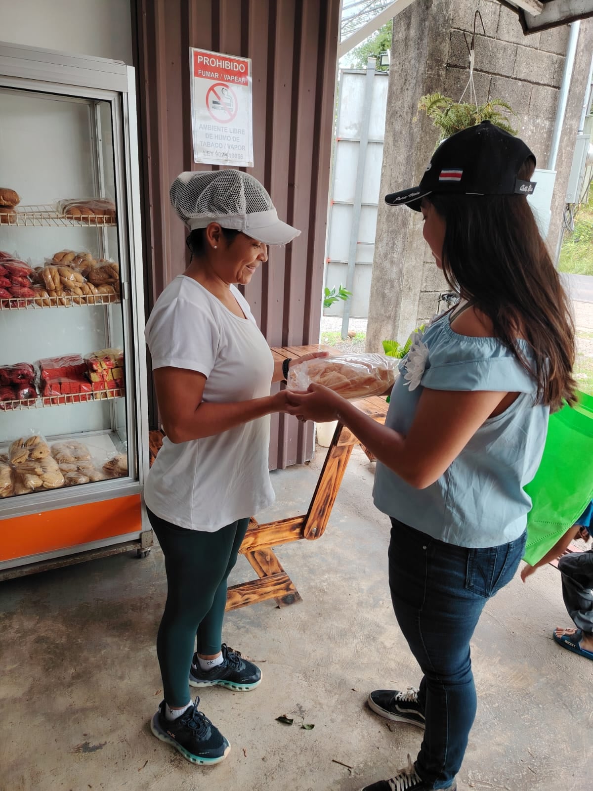 Vanessa Chacón camina por comunidades de San Carlos vendiendo prestiños y churros para ahorrar y entrar a la universidad. Su meta es convertirse en una maestra que les regale sonrisas y confianza a los niños.