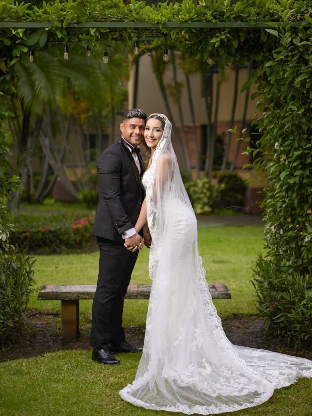 El portero del Deportivo Saprissa, Kevin Chamorro, fue sorprendido por un romántico gesto de su esposa, la modelo Ashley Arguedas, casi una semana después de la boda.