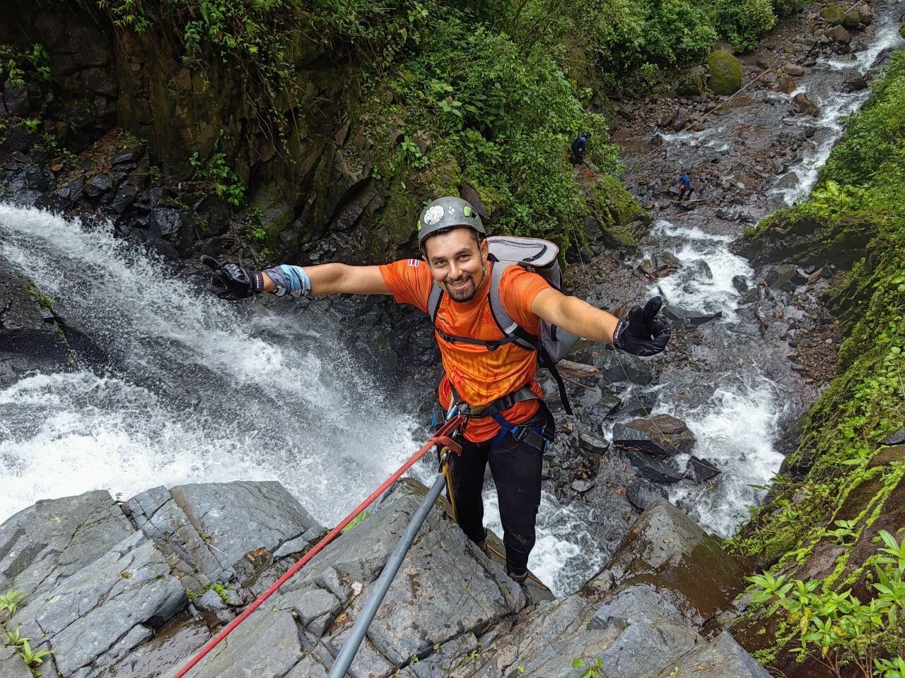 Bruno no es un gato cualquiera. Este peludito coronadeño, de un año y siete meses, es toda una celebridad felina, deportista de hueso (o garra) colorado y tan carismático que en redes sociales lo siguen como si fuera influencer. Su papá humano, Diego Zamora Jiménez, de 38 años y vecino de San Antonio de Coronado, fue quien sin saberlo desató esta aventura.