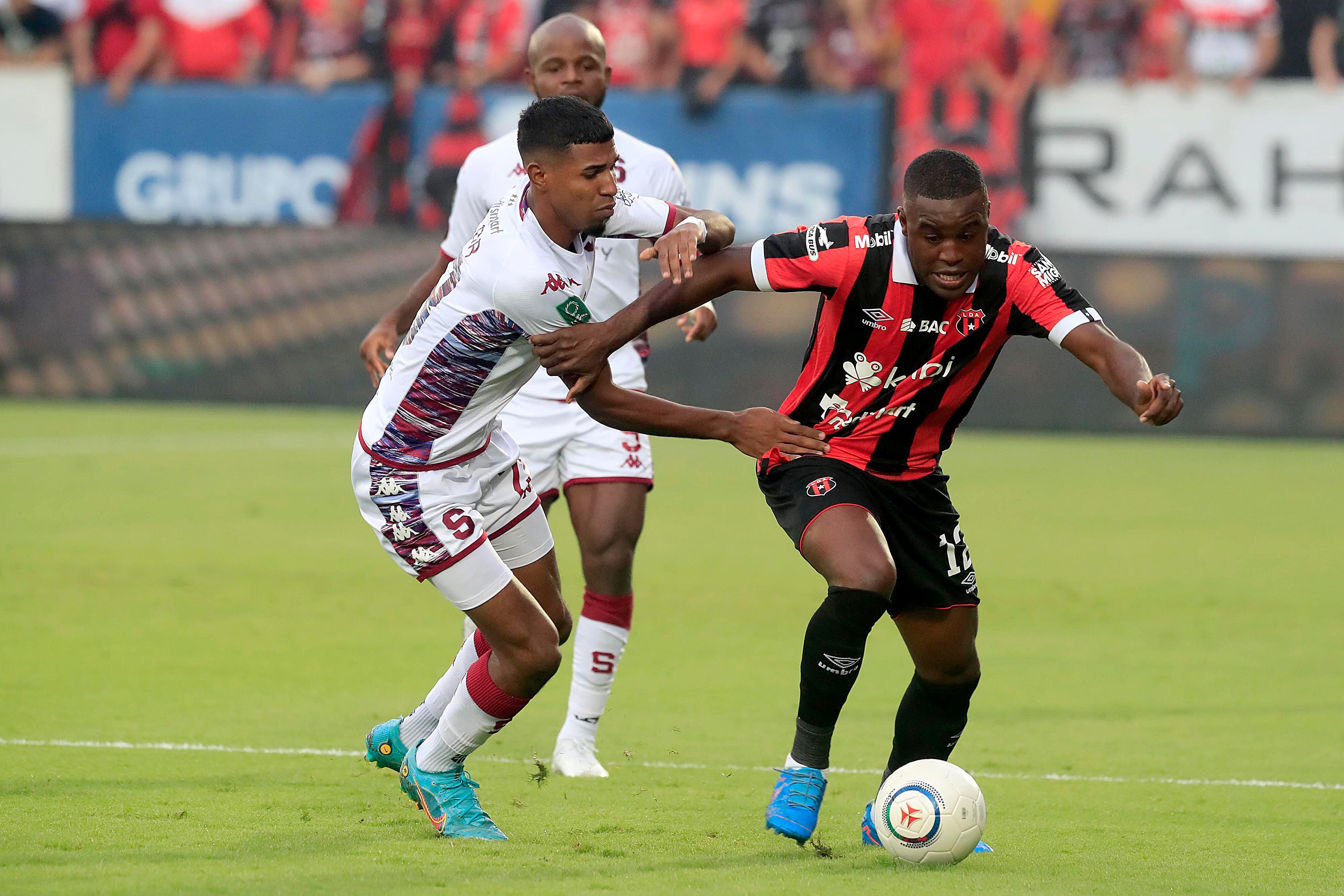 Nueva versión del Clásico Nacional entre Alajuelense vs. Saprissa. En la cancha se verán las caras Fidel Escobar y Joel Campbell, Celso Borges y Javon East. Será además el primer duelo entre los técnicos Vladimir Quesada y Alexandre Guimaraes, aunque el primero no podrá estar en el banquillo por sanción. Foto: Rafael Pacheco Granados