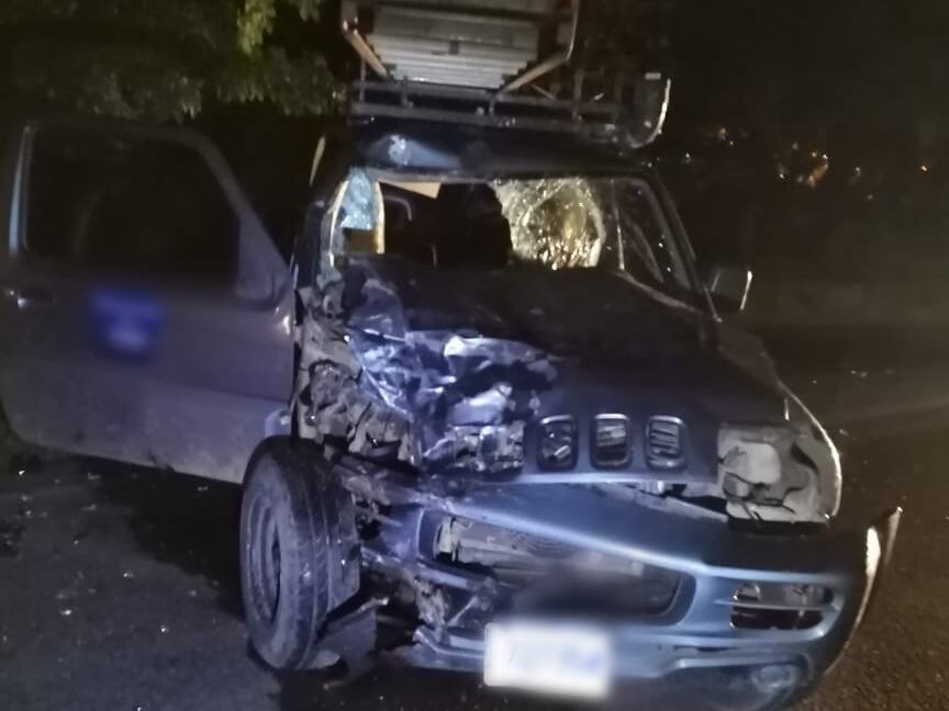 La moto y este Suzuki protagonizaron el accidente en el que dos personas fallecieron la noche de este sábado en Nicoya. Foto: Cortesía Notcias de la Provincia de Guanacaste.