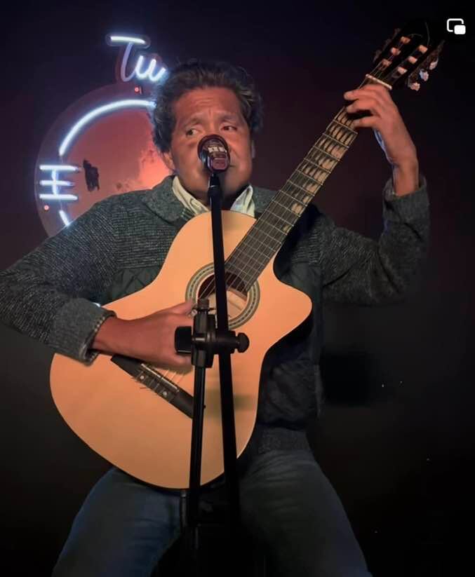 El músico Max López daba servicio de musicoterapia a los pacientes de Cuidados Intensivos del hospital Calderón.