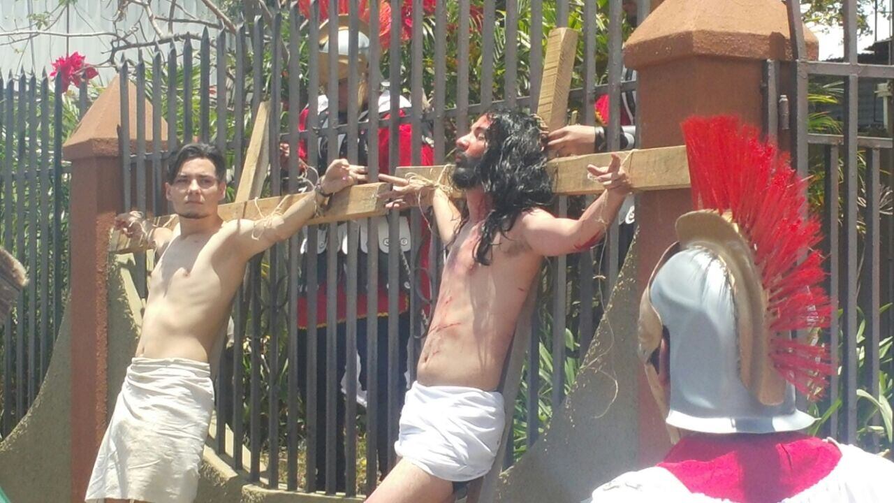 Julián López Martínez tiene 24 años, es vecino de la León XIII y se alegra de ser el Jesús de su comunidad.