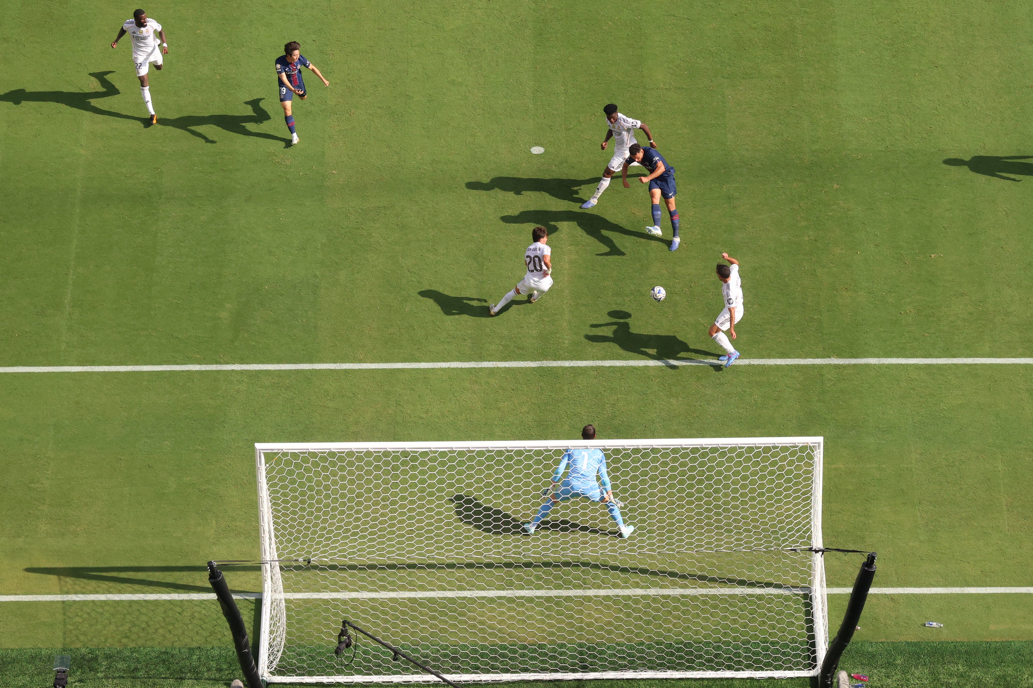 El delantero portugués  del Paris Saint-Germain, Gonçalo Ramos, marca el cuarto gol