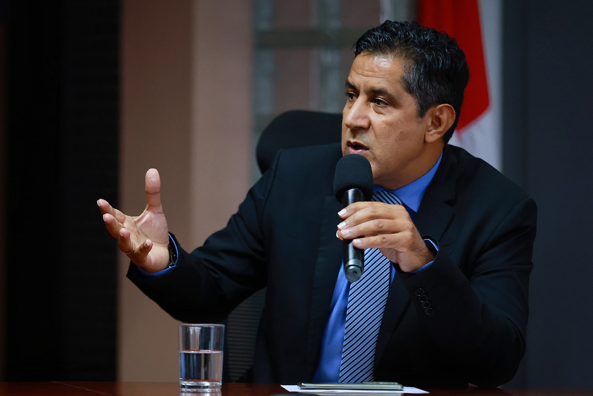28/10/2024/ Nogui Acosta durante conferencia de prensa en el ministerio de Hacienda junto con el vicepresidente Stephan Brunner y Gabriela Chacón presidenta ejecutiva del INS SOBRE Póliza de gabinete / foto John Durán