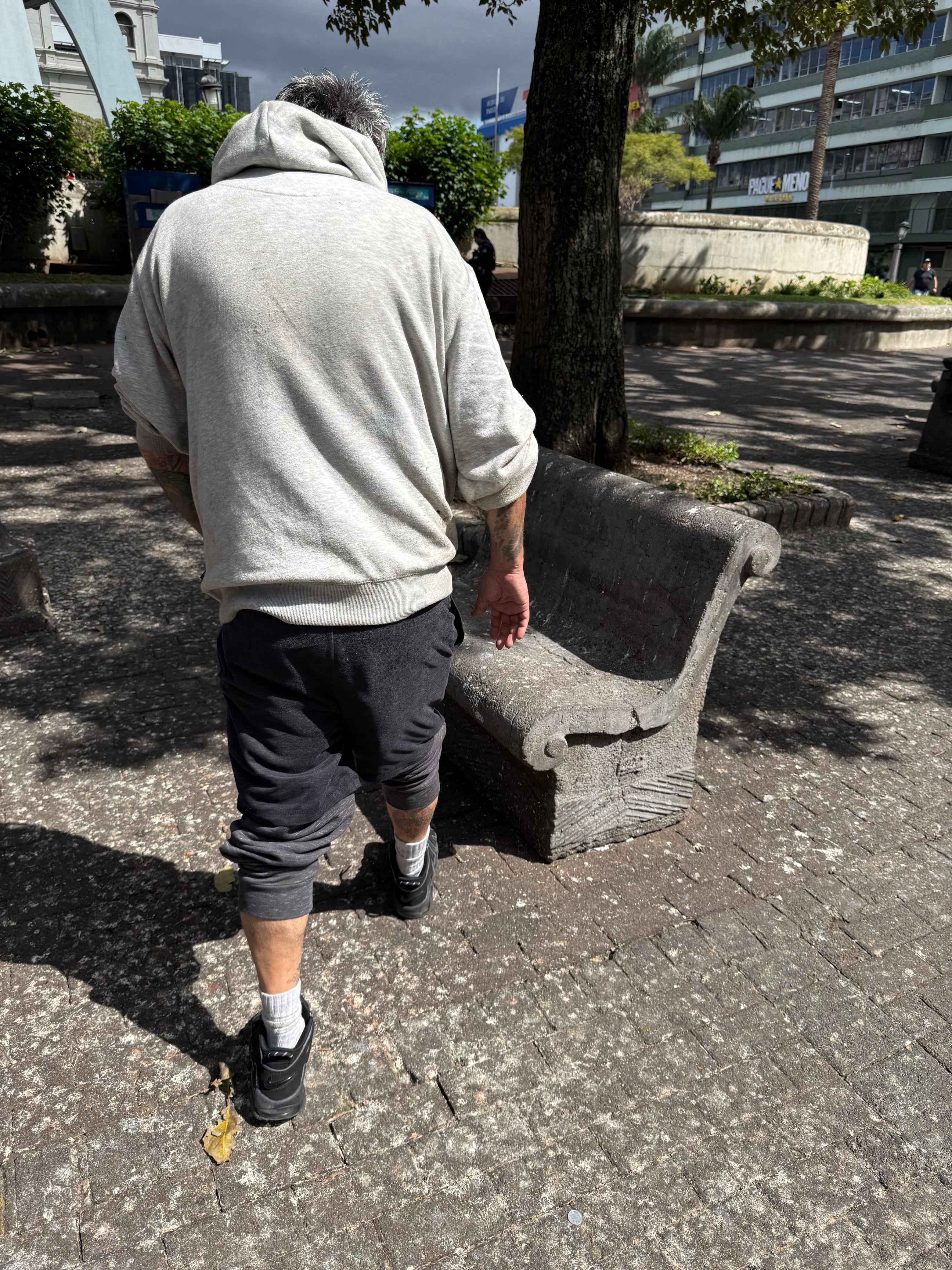 लुईस लोरेटो, लोरिटो म्हणून ओळखले जाते, माजी व्हीएम लॅटिनो प्रस्तुतकर्ता, सॅन जोसच्या मध्यभागी झोपलेले असताना ला तेजाशी बोलले.