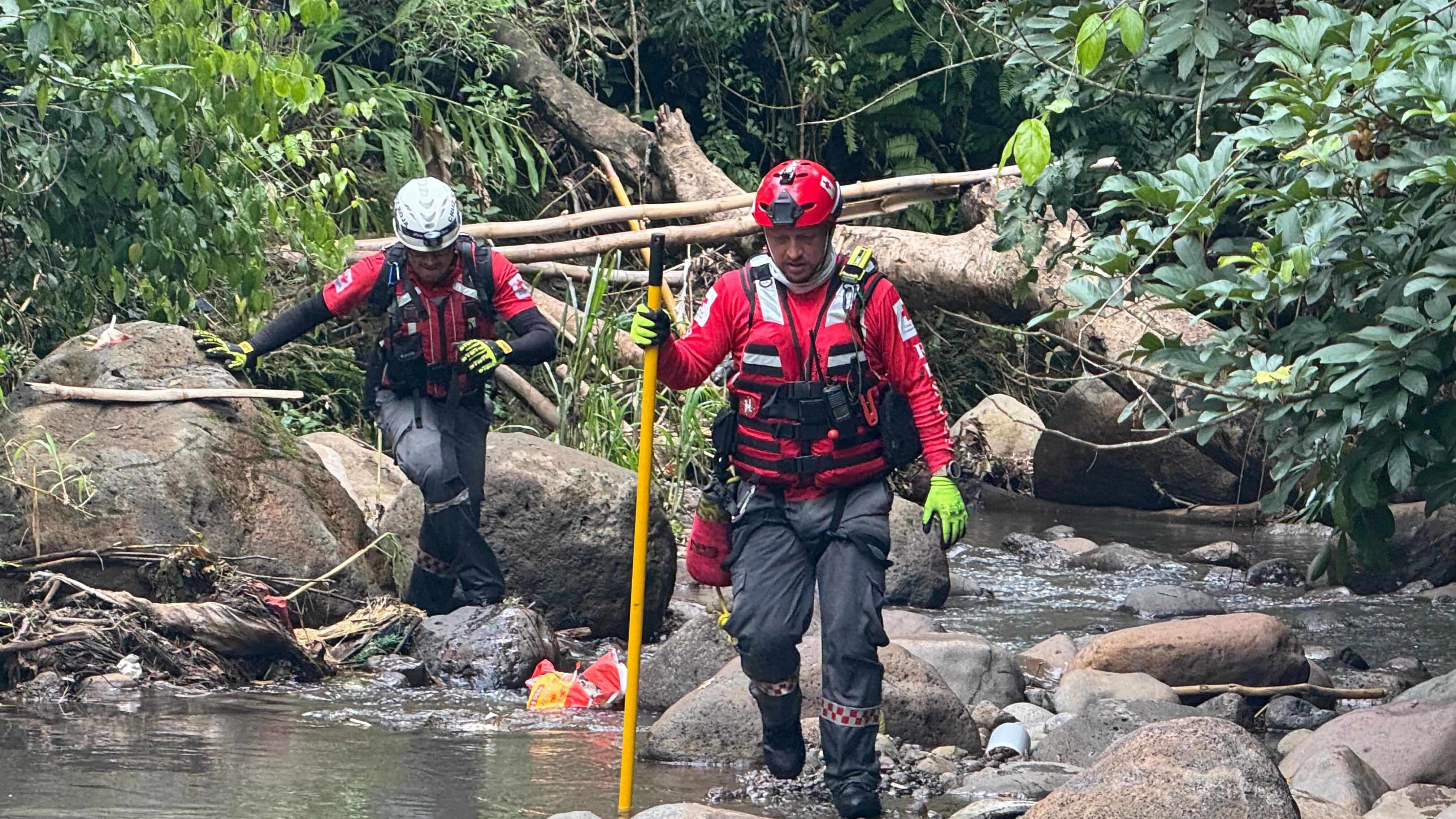 Cruzrojistas rastrean una zona montañosa en calle Rosales en Desamparados, Alajuela donde reportaron la desaparición de un hombre con una condición especial.  Foto: Cruz Roja