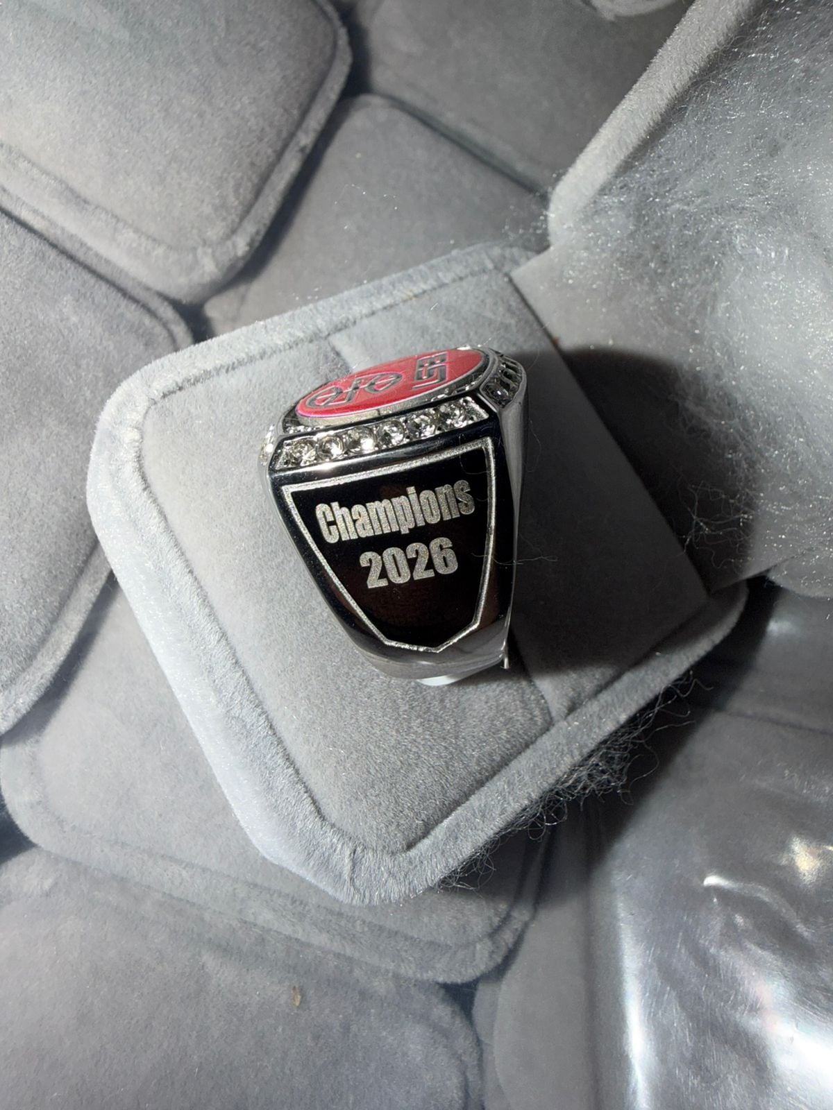 El anillo para el campeón de la temporada de la Liga Superior de Baloncesto es basado en los que se hacen en la NBA.