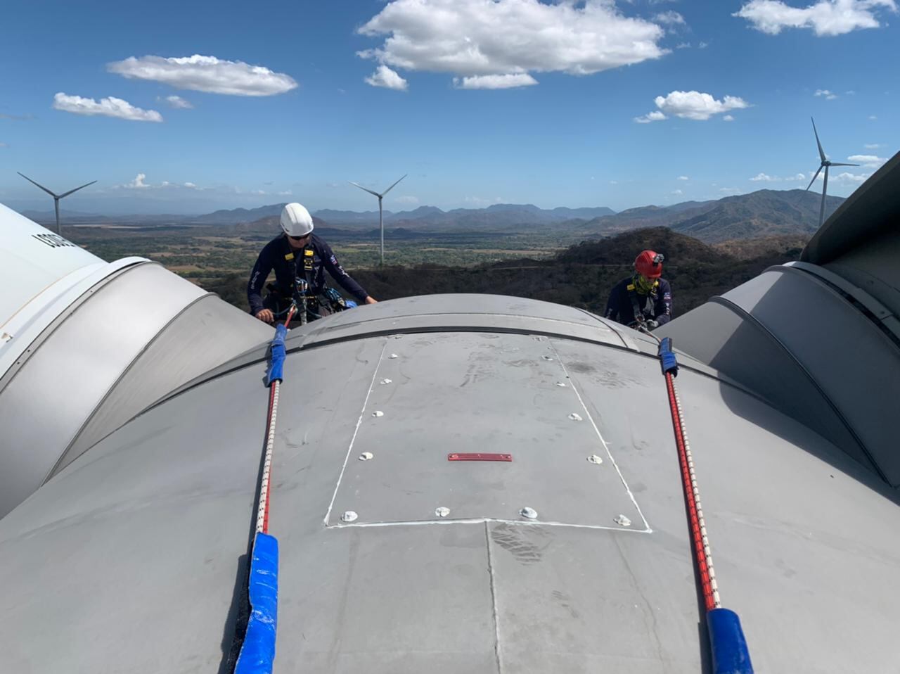 Félix Cabezas Ordoñez y Mauro Masis Solís, son técnicos que reparan y les dan mantenimiento a las torres eólicas propiedad de Coopeguanacaste y lo suyo es encaramarse hasta el puro cucurucho de esas torres cada vez que se necesita