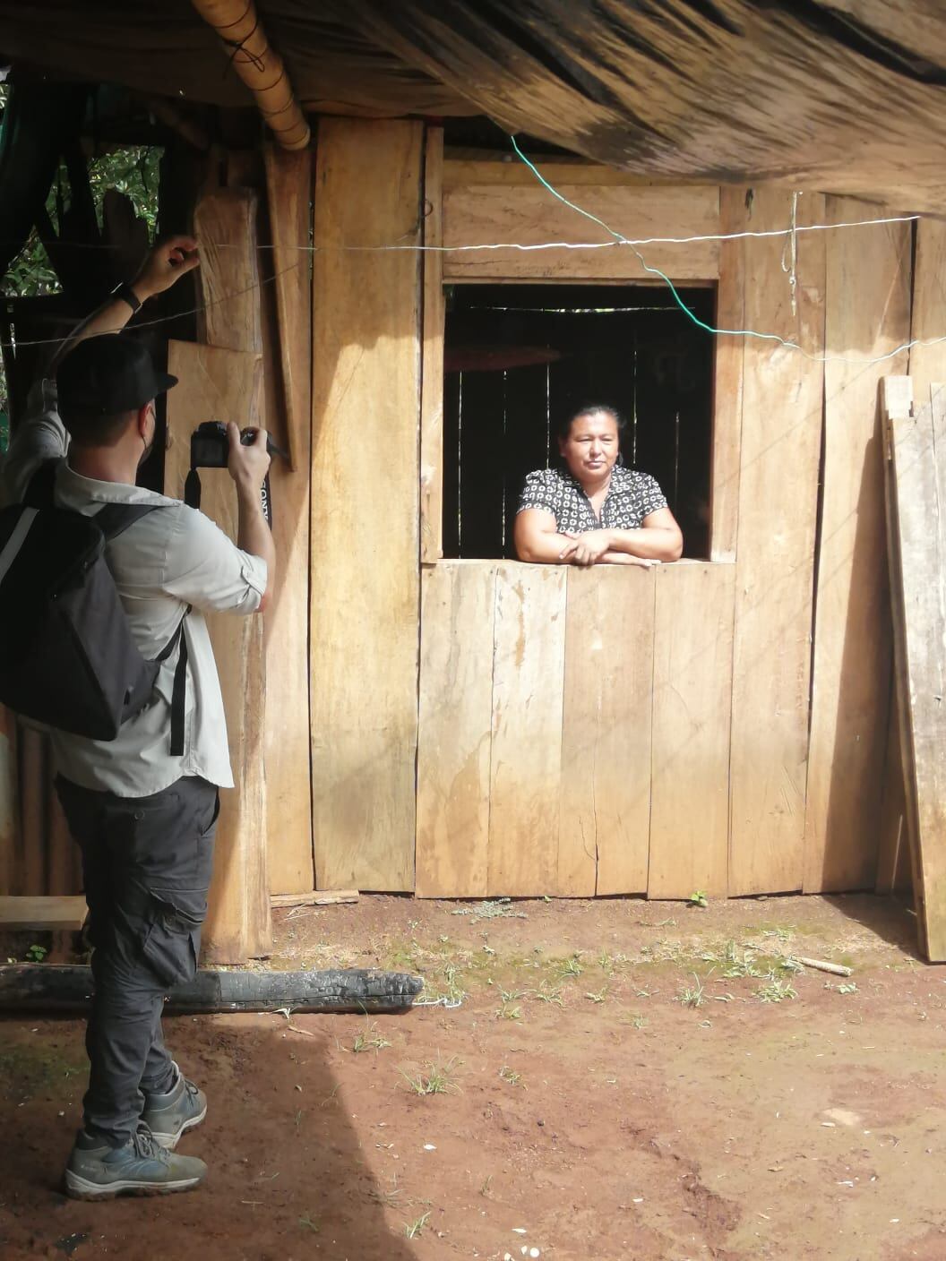 La ingeniera forestal, Gabriela Cabezas Barrientos, y la indígena bribri, Sidey Díaz Mayorga, le explicaron en un video, producido por la BBC de Londres, a la realeza de Inglesa de qué forma cuidamos en nuestro país la naturaleza desde hace 24 años. En la foto, durante la filmación del video en el territorio indígena Cabagra (uno de los cuatro territorios bribris del país, ubicado en Buenos Aires de Puntarenas.