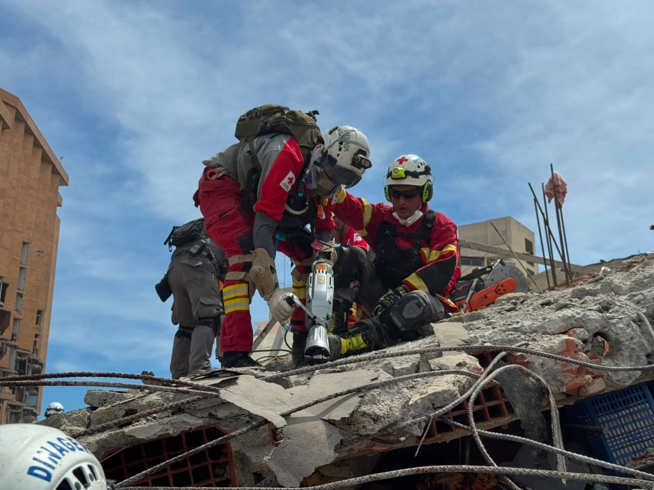 Cruz Roja tica trabaja en rescate de hombre atrapado en edificio colapsado en Venezuela