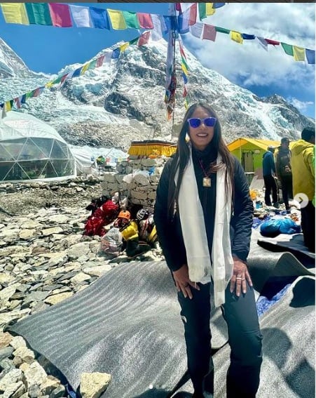La costarricense, Ligia María Madrigal Moya, antitos de las cinco de la tarde (hora tica) de este 22 de mayo se convirtió en la primera mujer tica que logra escalar hasta el último centímetro de los 8.848,86 metros sobre el nivel del mar de la cima del mundo, el monte Everest