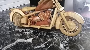 Con artesanías a escala artista esculpió su victoria para derrotar a las drogas