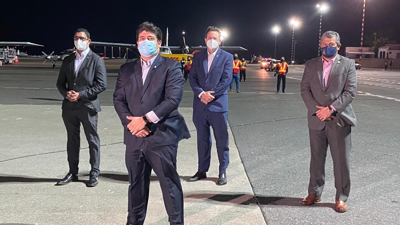 Puntual. A las nueve de la noche llegó al aeropuerto Juan Santamaría el avión de DHL, color amarillo, que trajo al país las primeras 9.750 vacunas contra el covid-19 de Pfizer-Biontech. La otra semana, también por vía aérea, llegarán 10.725 vacunas más.Fotografía de Julieth Méndez