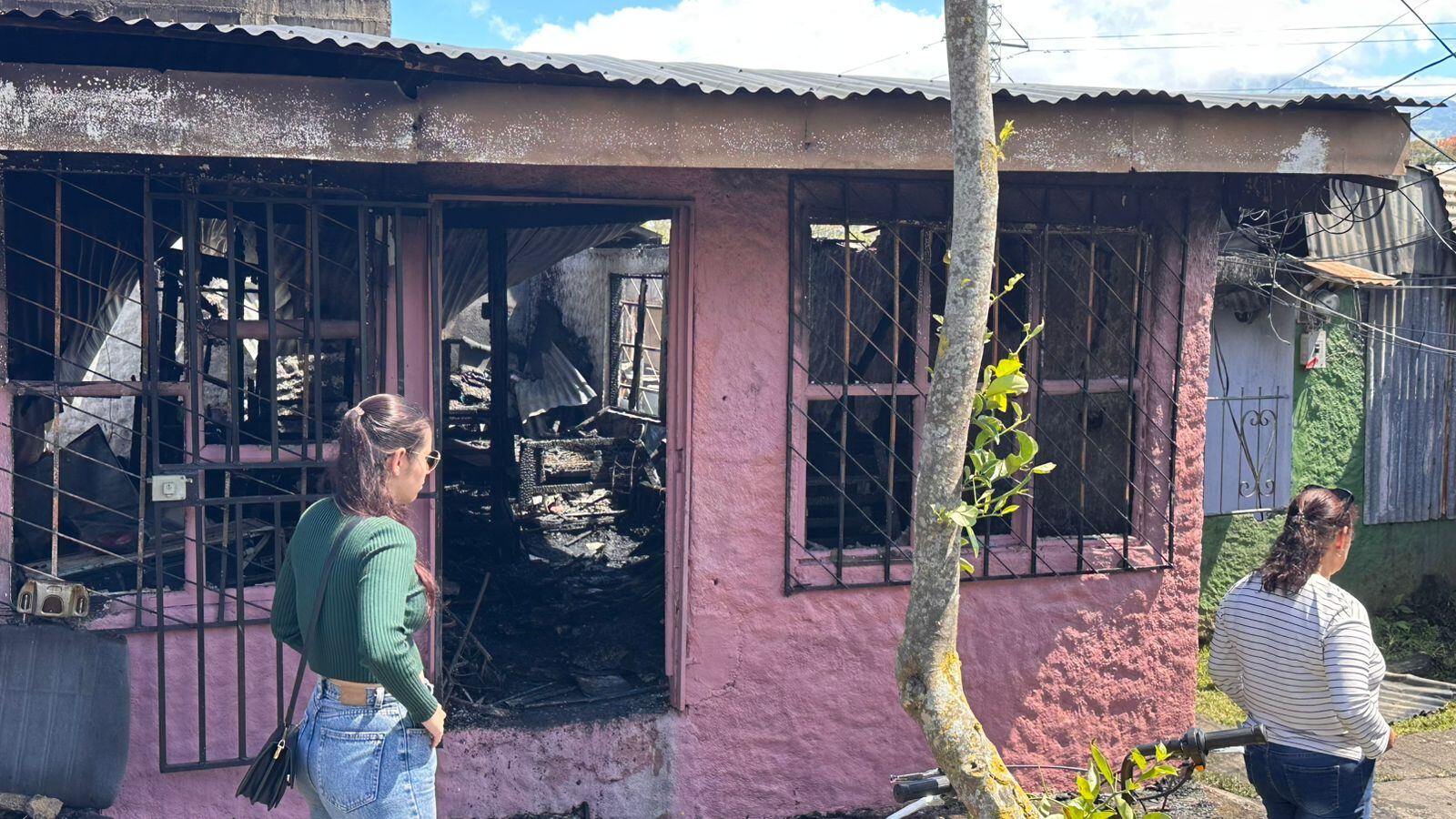 Incendio en Guadalupe dejó nueve casas quemadas y una mueblería en cenizas