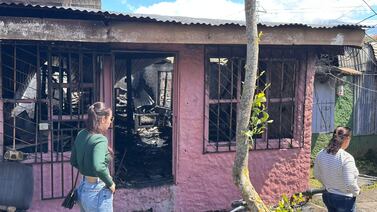 Bomberos analiza las posibles causas del incendio que arrasó con nueve casas y una mueblería