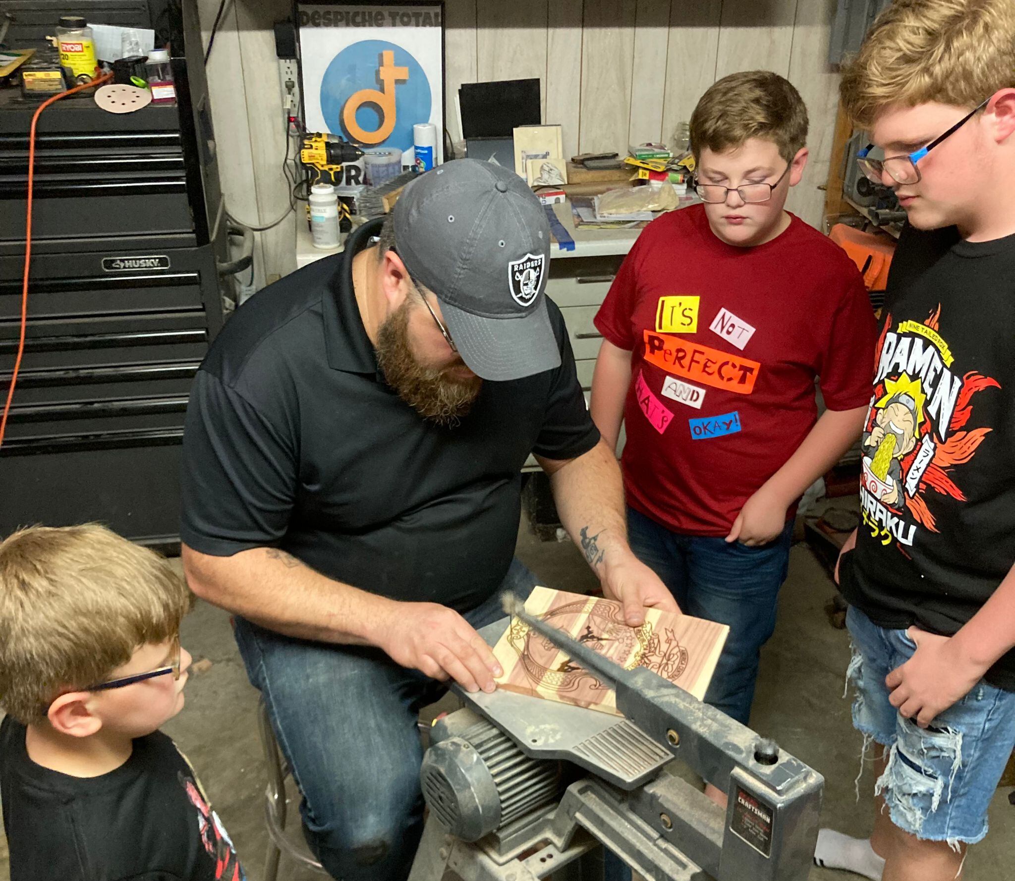 Steven Romero Holdridge, es un tico que vive en Estados Unidos y durante este 2021 descubrió que puede hacer en madera el escudo de Costa Rica.