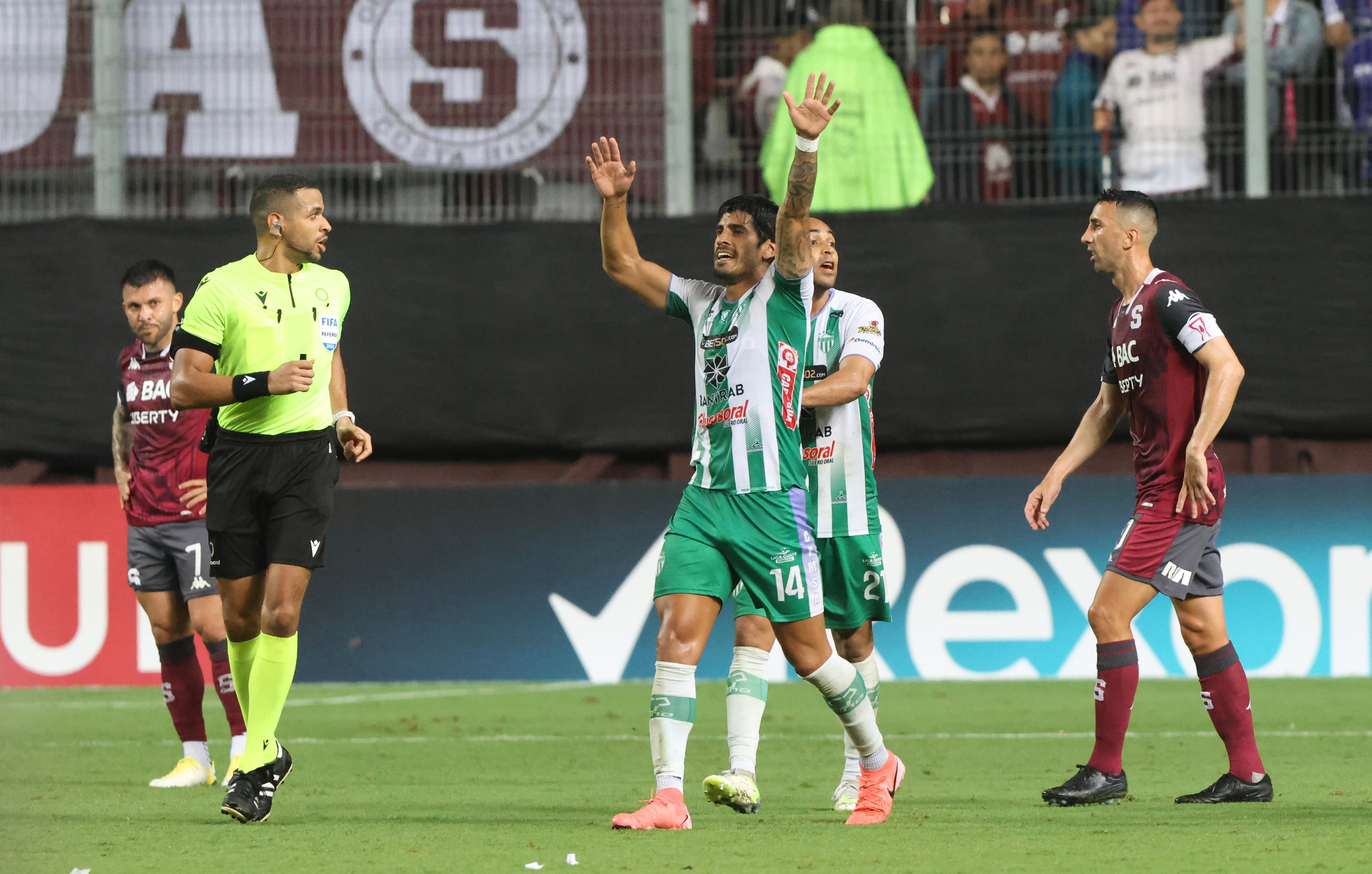 01/10/2024, San José, Tibas, Estadio Ricardo Saprissa, partido de vuelta de los cuartos de final de la copa centroamericana de fútbol entre el Deportivo Saprissa y el Antigua.