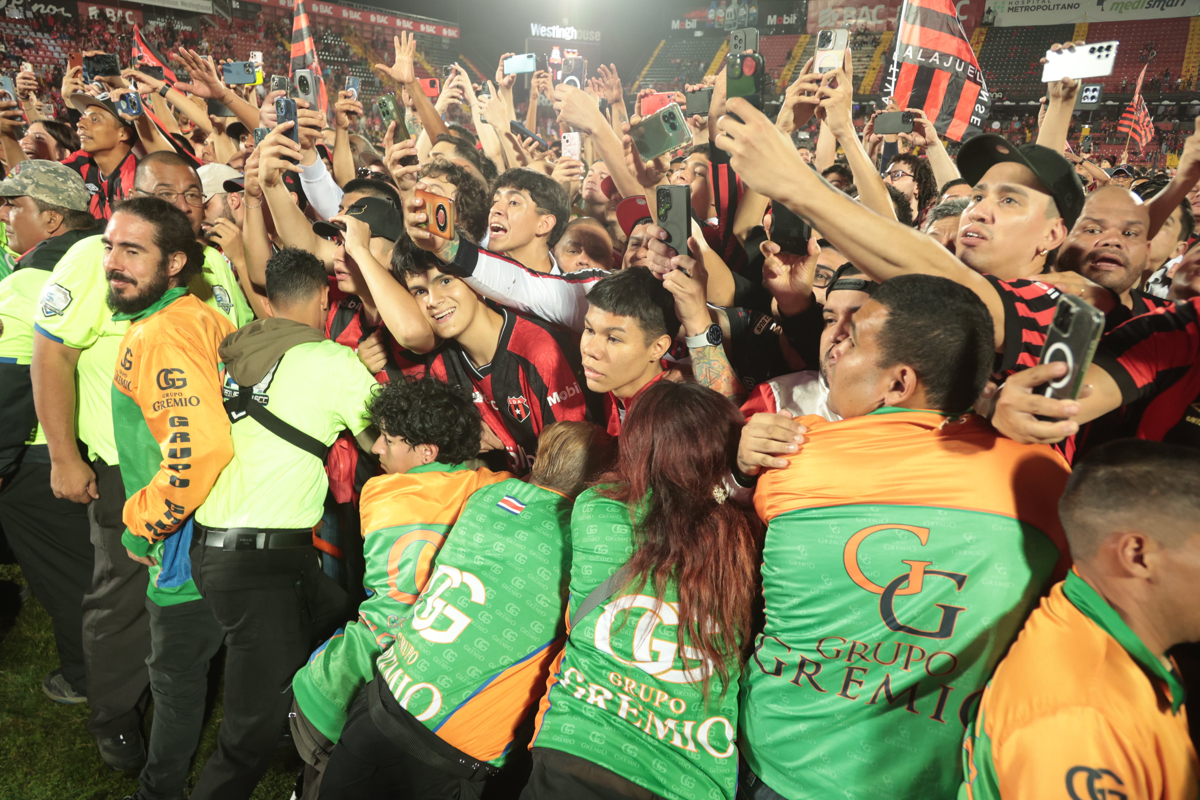 20/12/2025/ partido de ida entre Liga Deportiva Alajuelense vs Saprissa por el partido de vuelta de la final del Torneo apertura de la Liga Promerica 2025 en el estadio Alejandro Morera Soto / foto John Durán