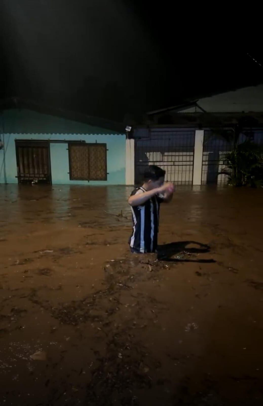 En Santa Cecilia, Santa Cruz,  los residentes tuvieron que evacuar debido a que el nivel del agua les llegaba a la cintura. Foto: Cortesía Guana/Noticias.
