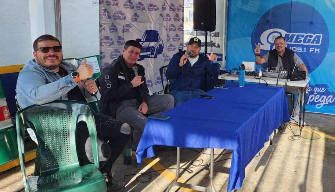 Humoristas del "Manicomio de la risa" de radio Omega. Facebook