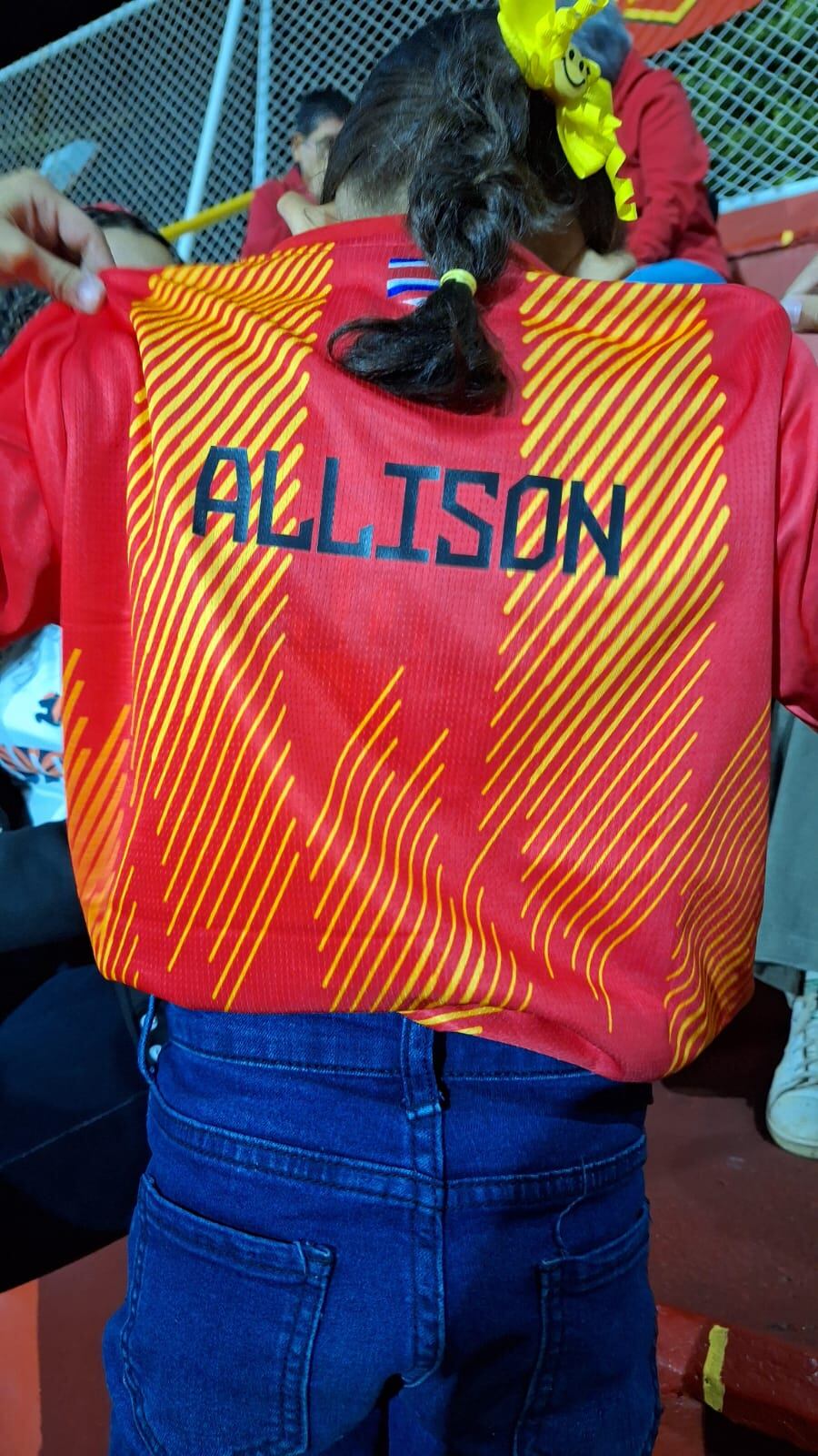 Allisson Rodríguez, niña aficionada al Herediano, fue al Morera Soto con sus papás manudos