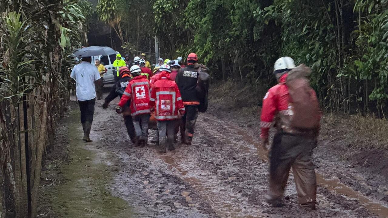 Una niña y sus padres son las lamentables víctimas del deslizamiento que sepultó una casa en Piedades Sur, en San Ramón de Alajuela. Foto: Cruz Roja