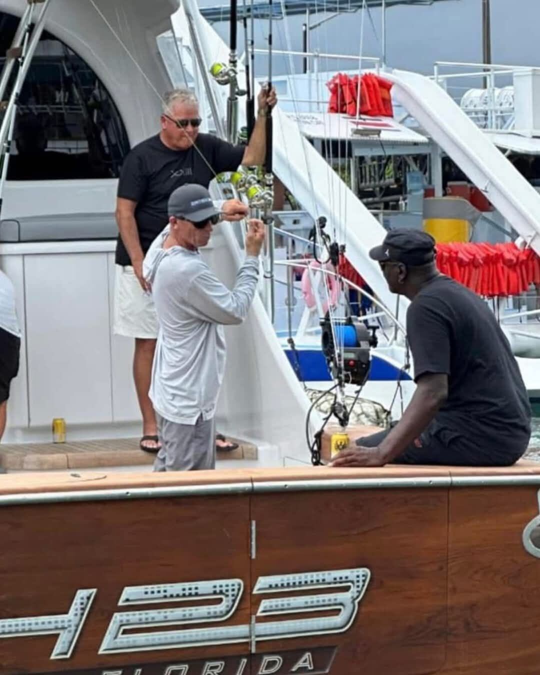 Michael Jordan en su bote de pesca "Catch 23", junto a su equipo, durante el Rockstar Offshore Tournament en Quepos, Puntarenas.