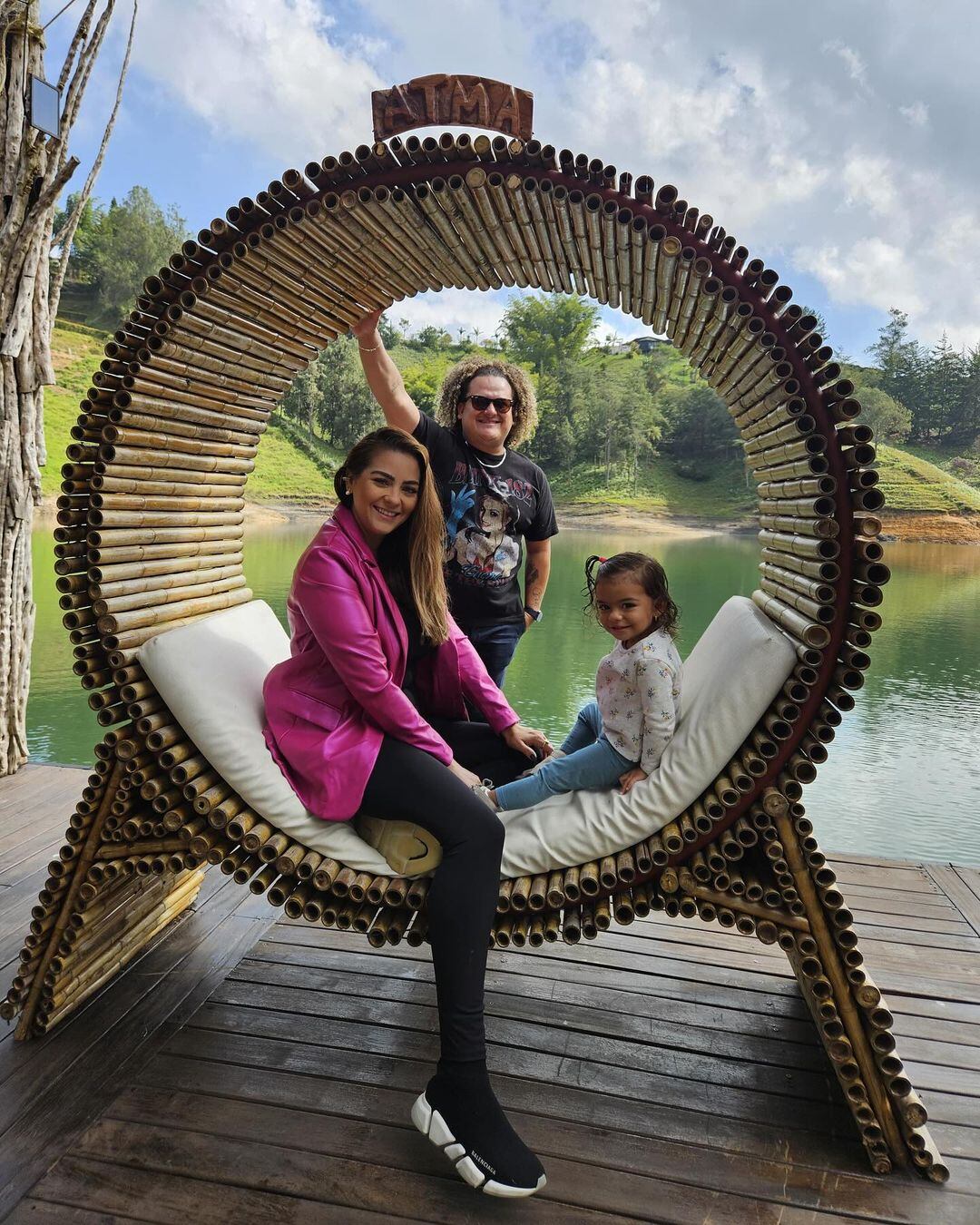 Choché Romano, su esposa Ashley García y su hija Leah