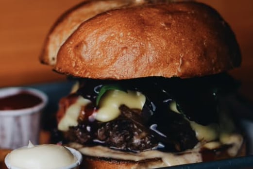 Sus hamburguesas se hicieron populares en la zona.